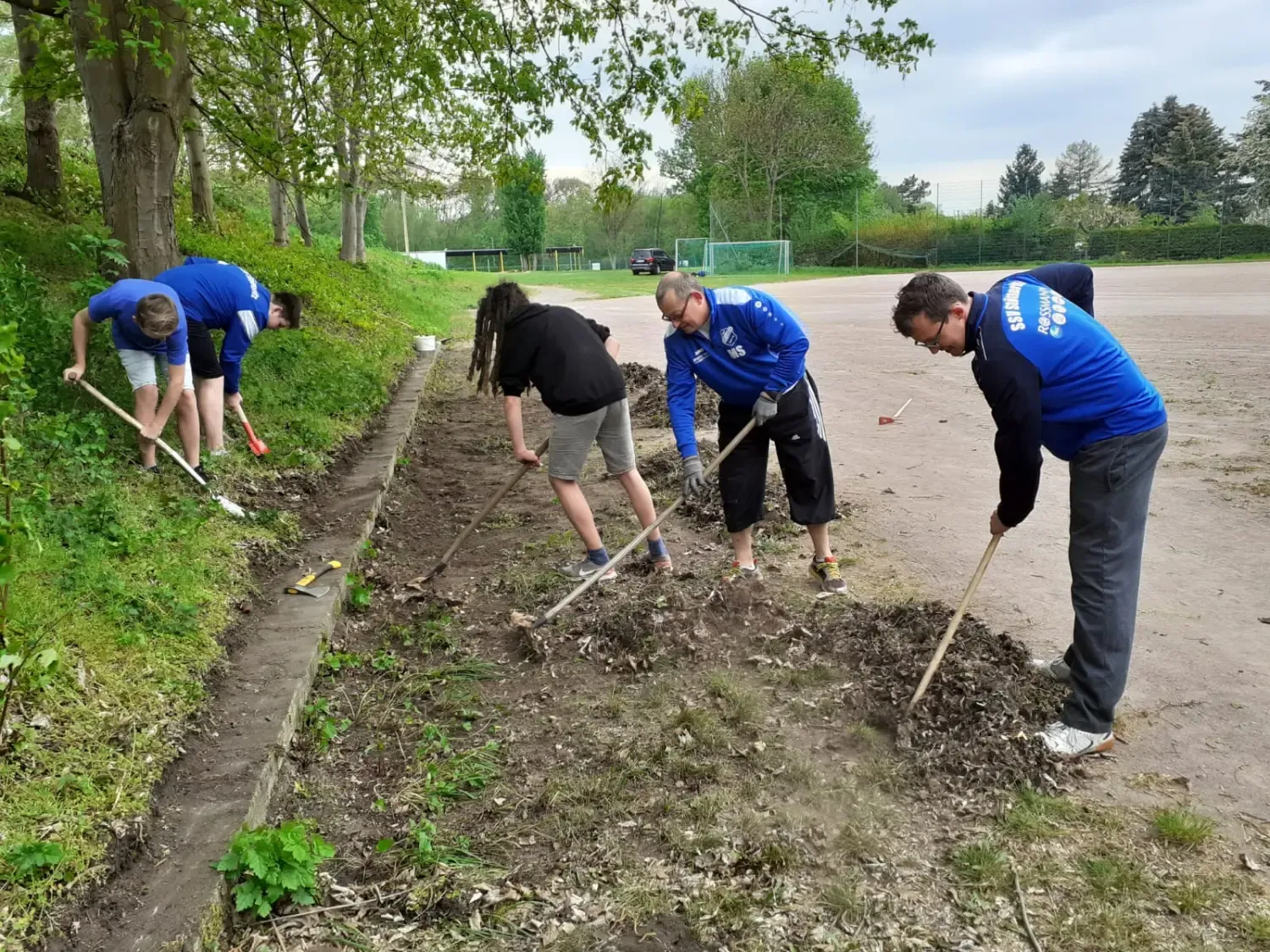 Vereinsmitglieder bei einem Arbeitseinsatz im Südost-Stadion