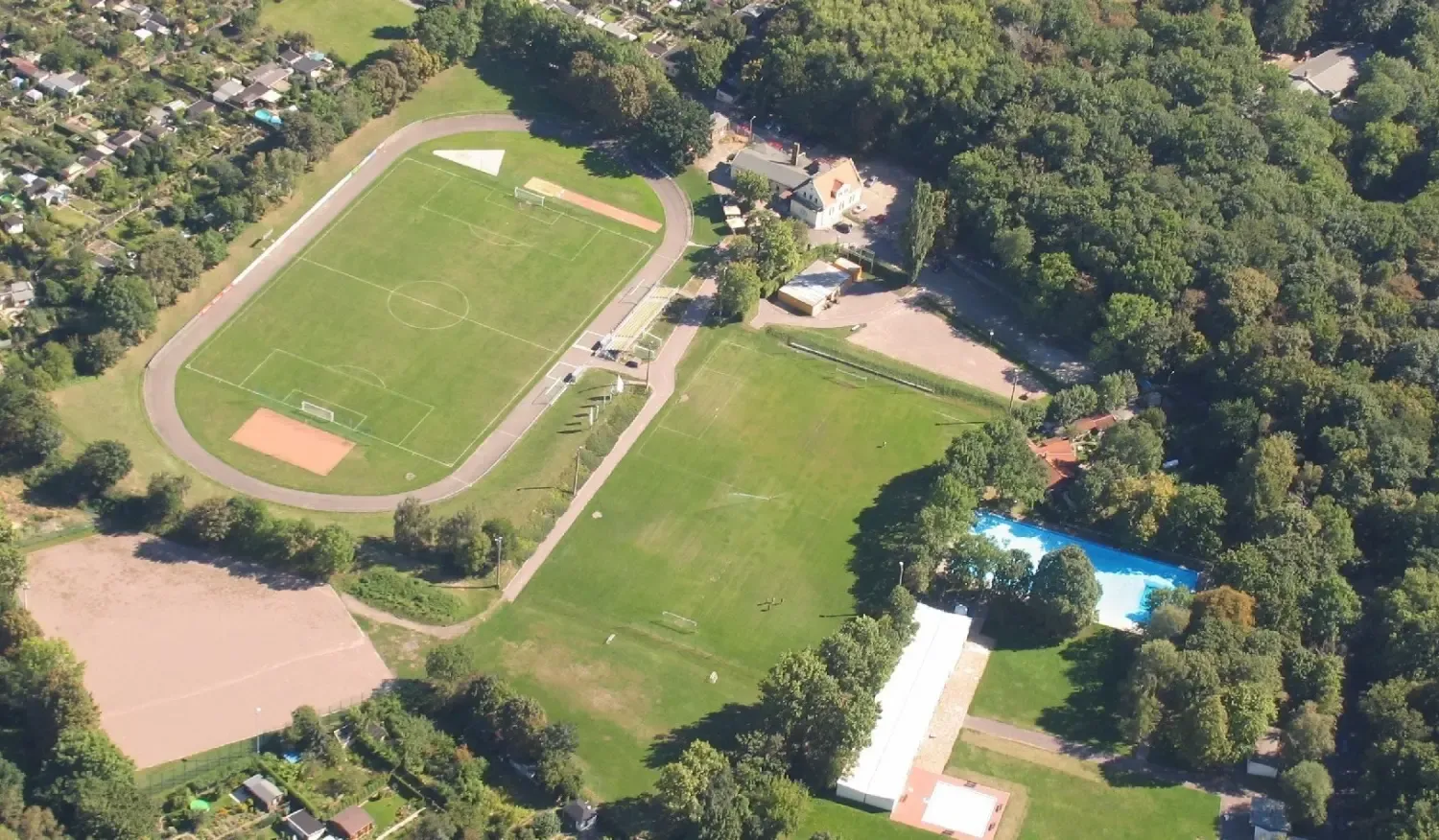 Luftbild des Südost-Stadions mit Südostbad im Jahr 2004