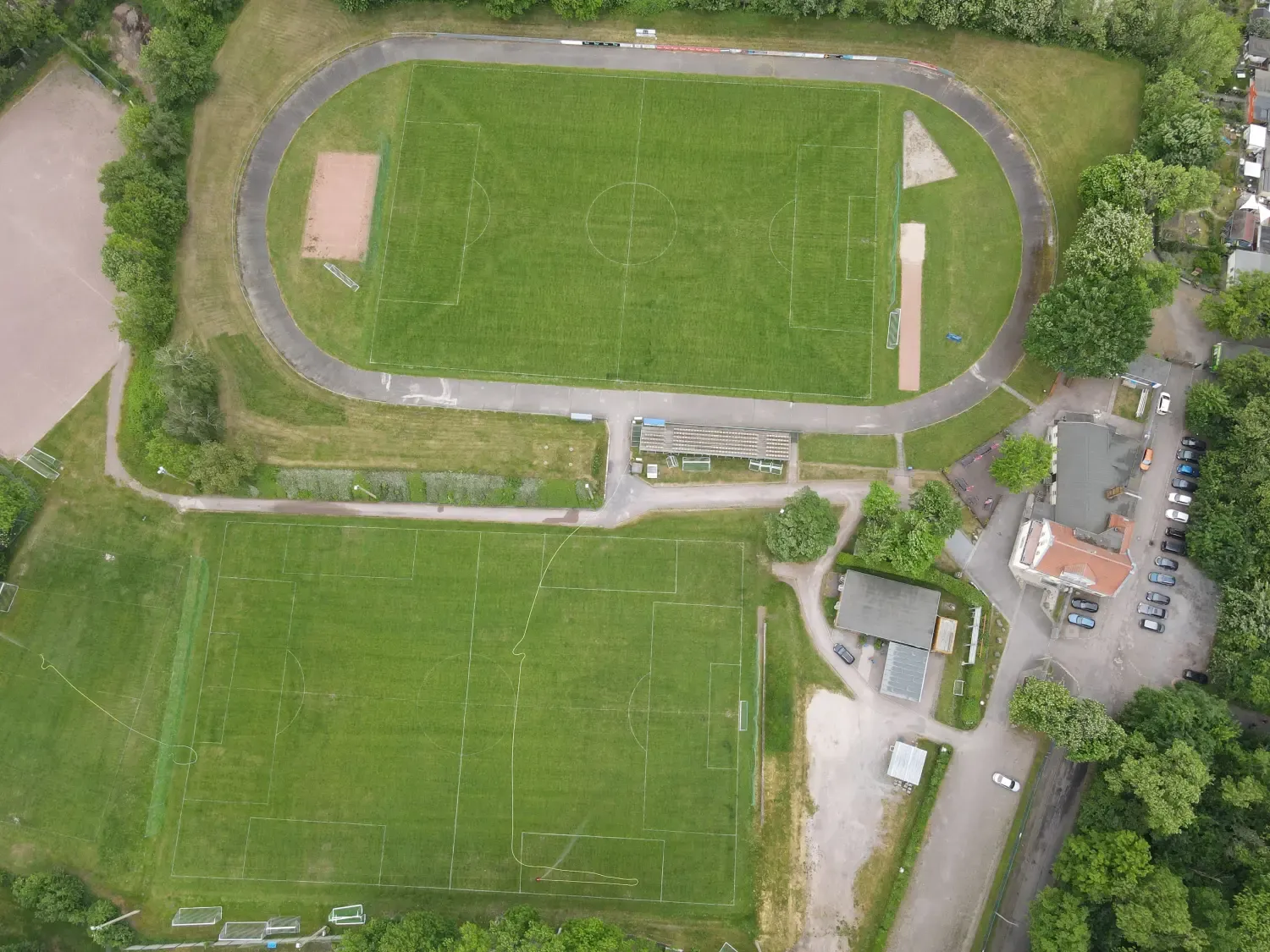 Das Südost-Stadion heute aus der Vogelperspektive mit Spielfeld und Laufbahn