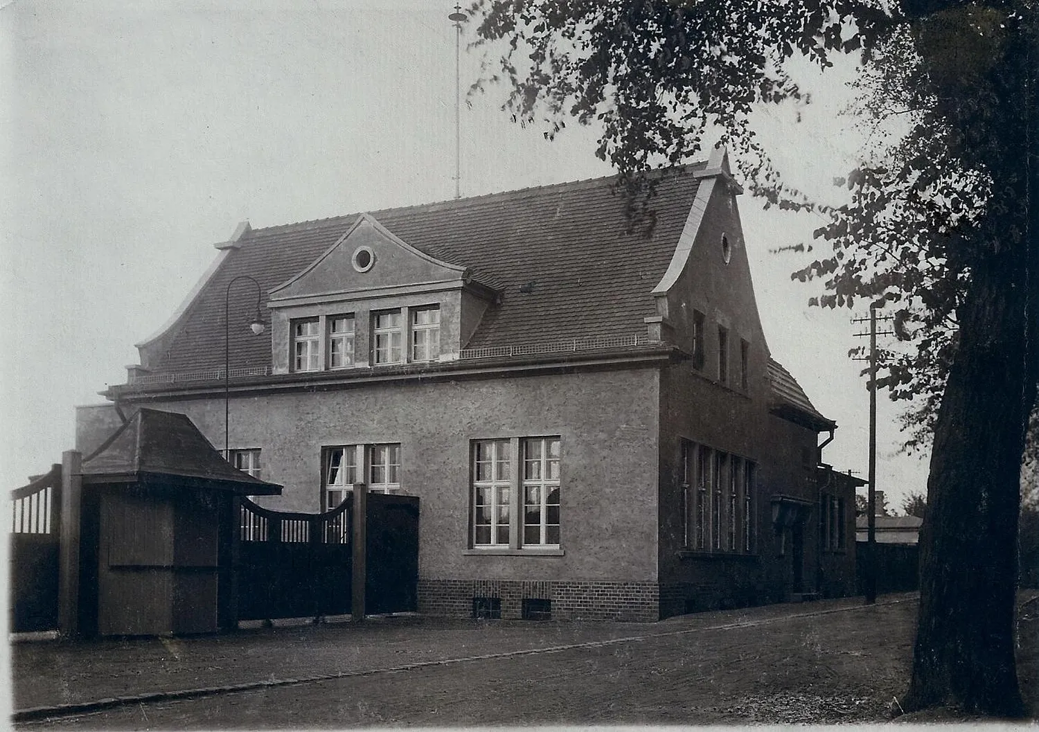 Historisches Vereinshaus und Stadioneingang des Südost-Stadions um 1930